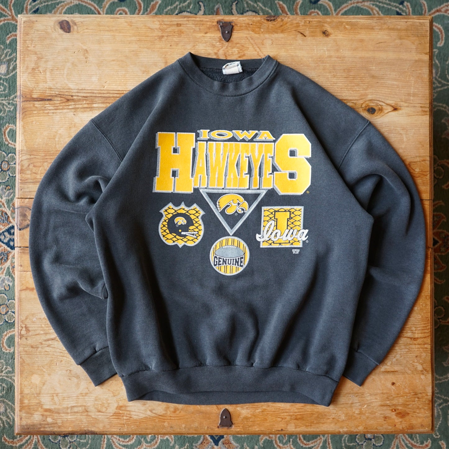 Vintage Iowa Hawkeyes Faded Sweatshirt Size L/XL