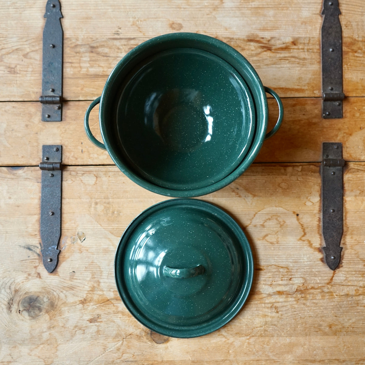 Vintage Green Enamel Stock Pot & 6 Large Dinner Bowls