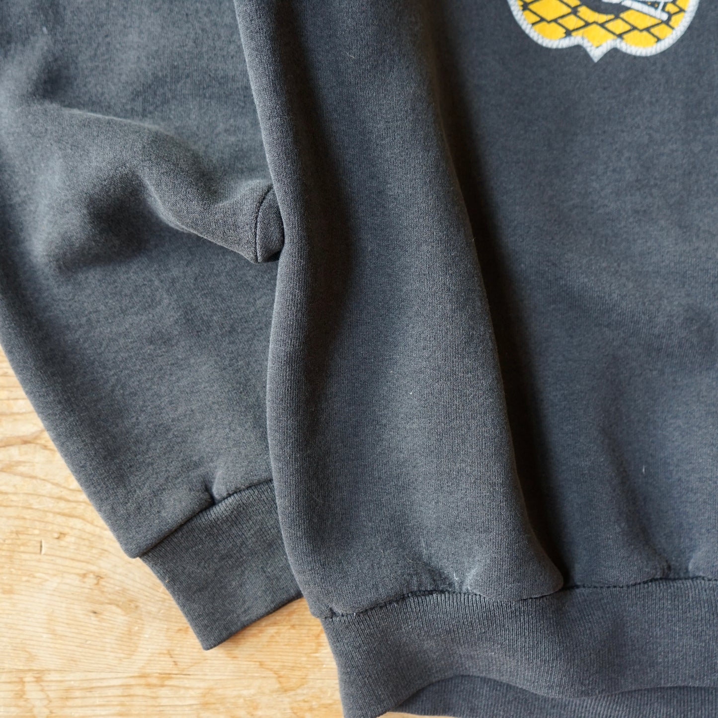 Vintage Iowa Hawkeyes Faded Sweatshirt Size L/XL